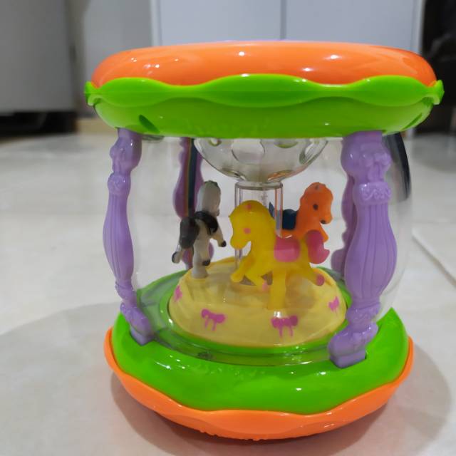 Mainan anak Wonderland komedi putar mini dengan musik