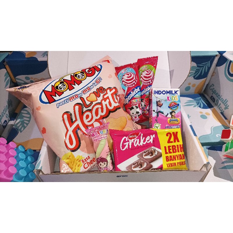 

SNACK BOX/ HAMPERS/ GIFT BOX/ HADIAH WISUDA/ HADIAH ULANG TAHUN