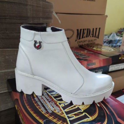 Sepatu kulit wanita boots terbaru dari MEDALISHOES official tampil lebih keren