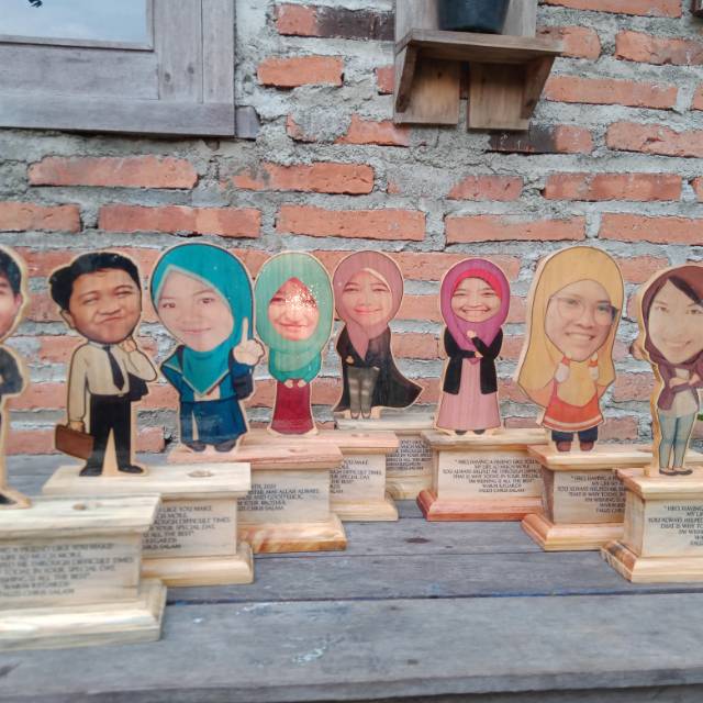 Plakat kayu karikatur