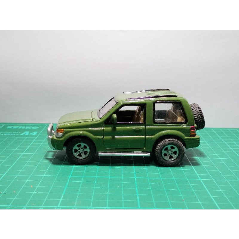 diecast miniatur Pajero warna hijau skala 32