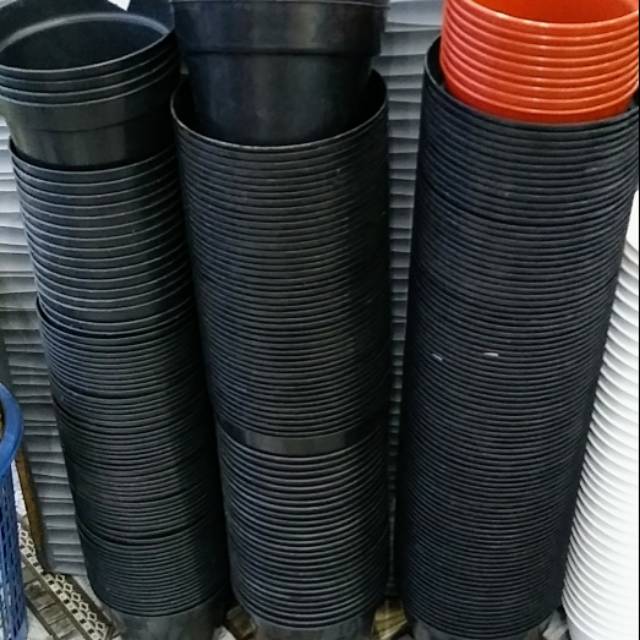 POT BUNGA PLASTIK HITAM 20CM