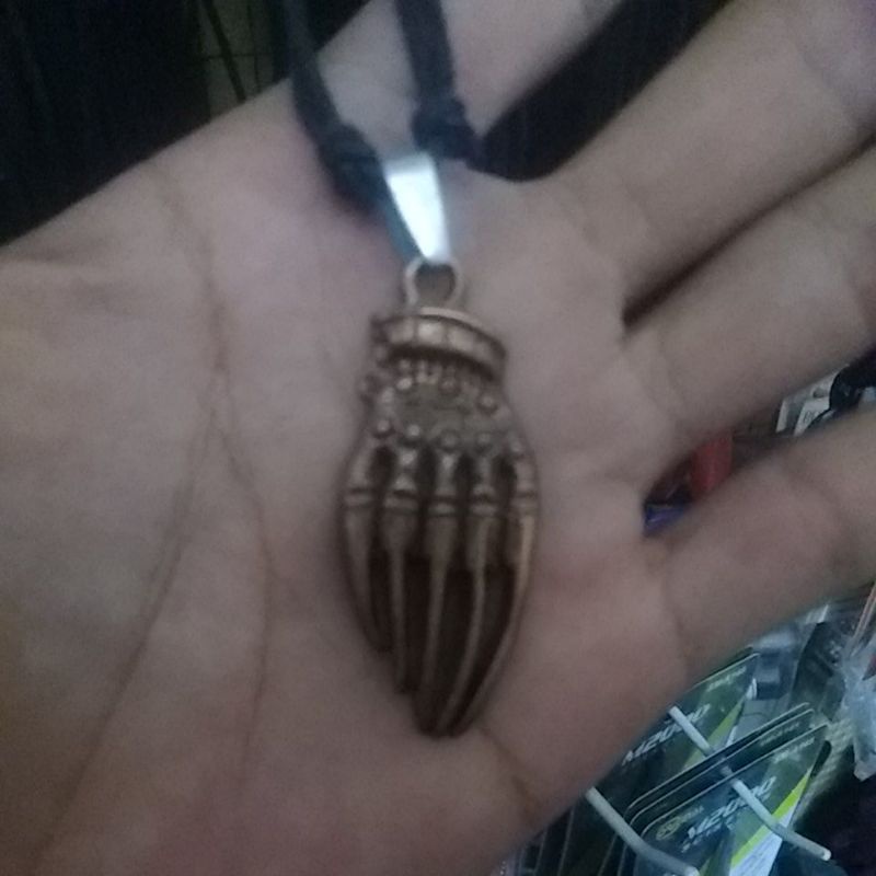 kalung tangan tengkorak