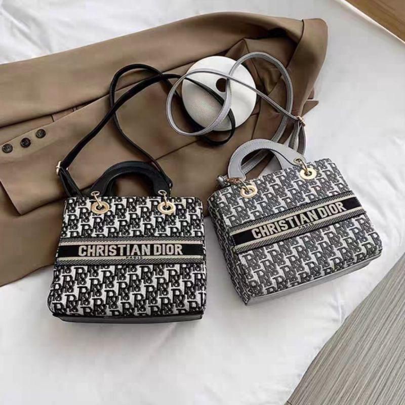 

Kode: ELJ 5372 IDR : 150 rbBahan : Kulit Pu ukuran: 20 x 24 x 12 cm Warna : Black , Grey