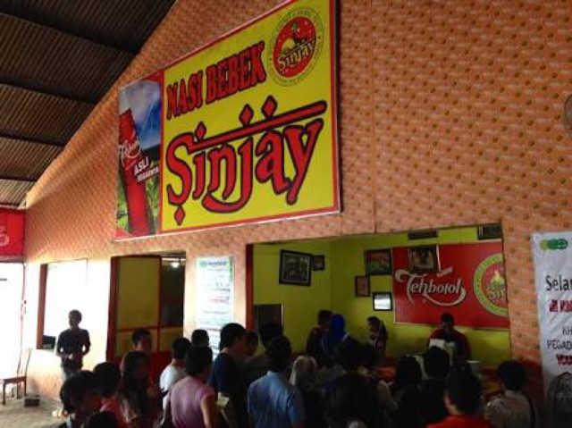 Oleh Oleh Khas Surabaya Madura Bebek Sinjay Isi 5 6 Potong Shopee Indonesia