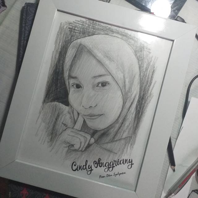 SKETSA wajah dari pensil dan kerayon full custom bingkai putih