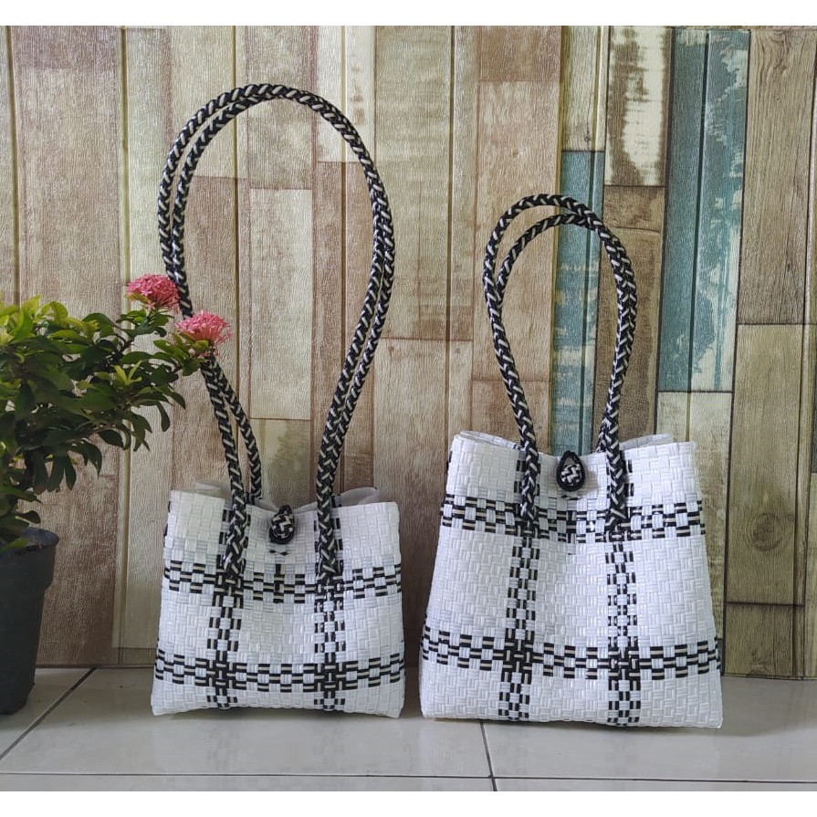 Totebag / Tas Anyaman / Tas Anyaman Plastik / Tas Jali Putih Kombinasi (Size M)