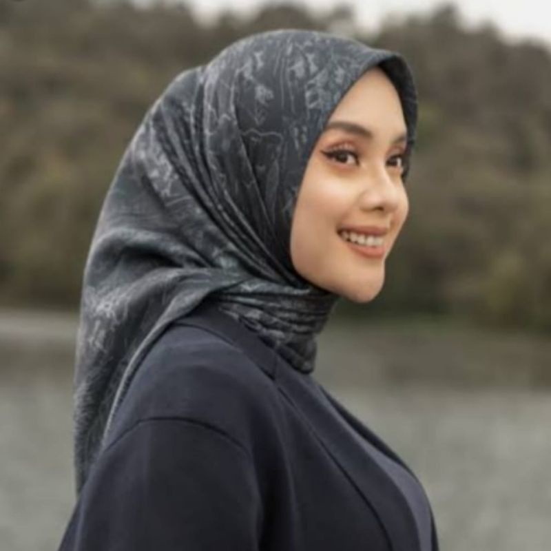 hijab VOAL segi empat motif akar hitam
