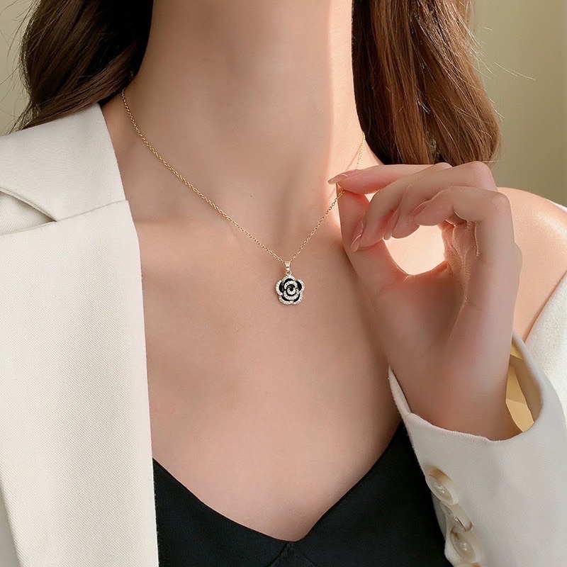 kalung bunga hitam cantik titanium asli diamonde