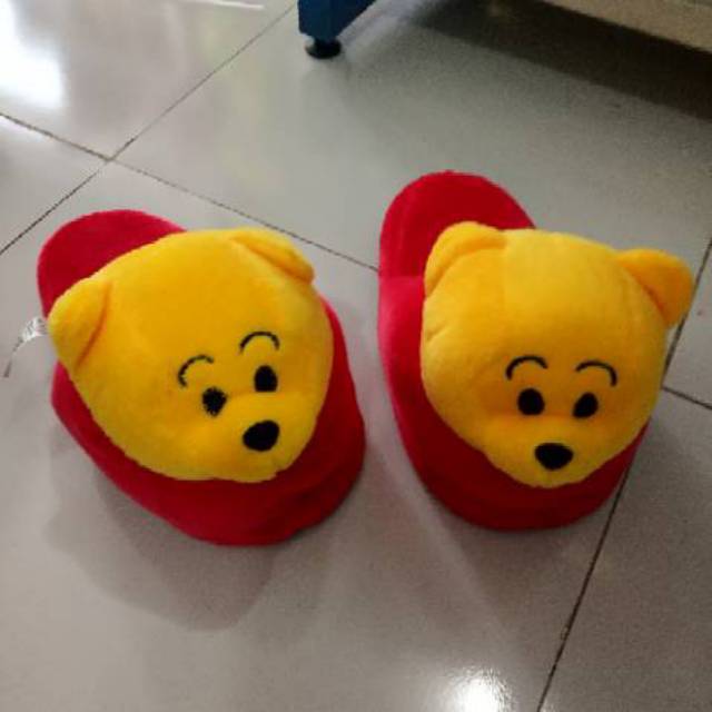 Sandal boneka karakter dewasa.