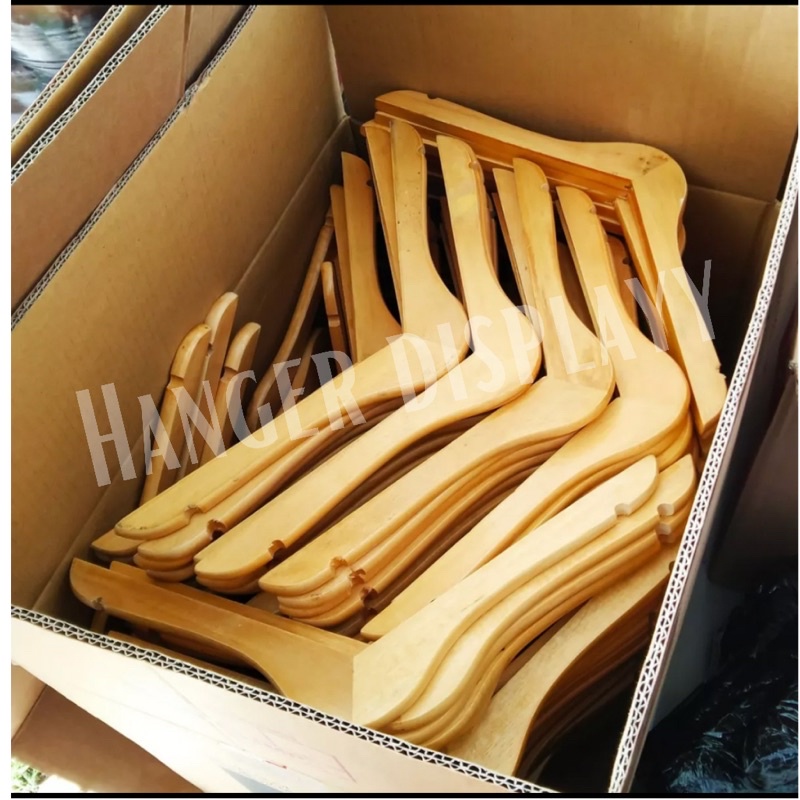 Hanger kayu Dewasa (Wood) warna Natural / Gantungan Baju Butik Distro / Hanger Toko ( BISA COD )