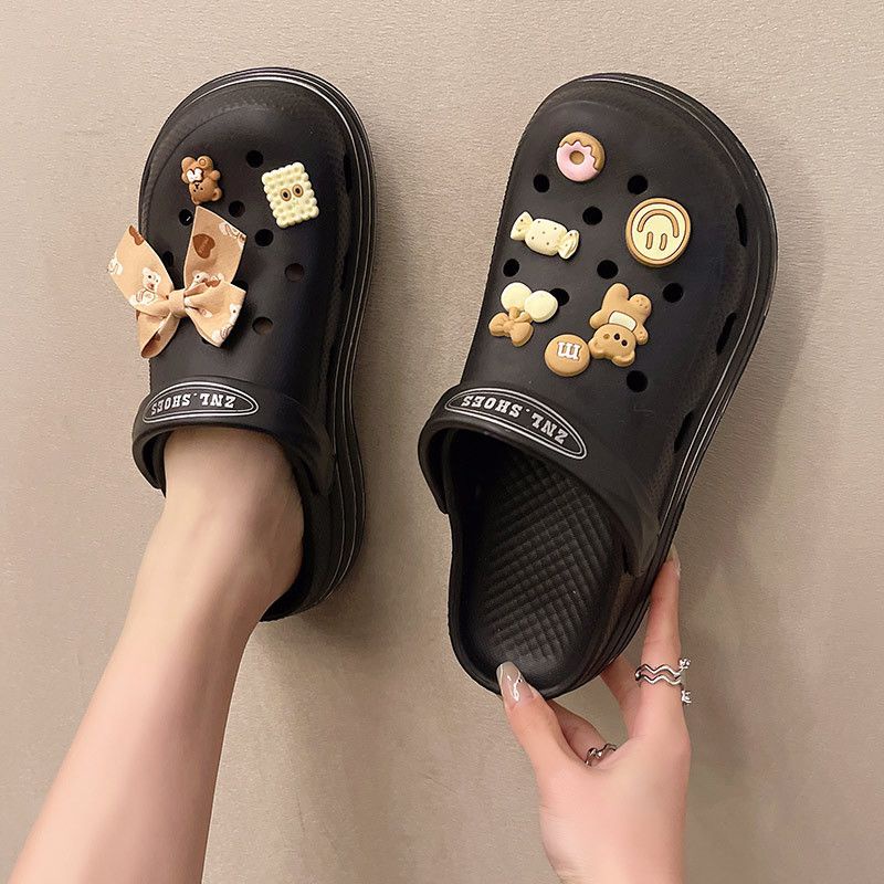 [littlecrab] Sandal Fuji Baim Warna Lembut Berkualitas Sandal Peninggi Badan Anti Slip Sandal Lubang Motif Pita Beruang Permen Coklat Sandal Eva Anti Air Sandal Unik Lucu Jibbitz Gambar Bear Donat Smiley Cute Sandals Sandal Buaya Korean Style