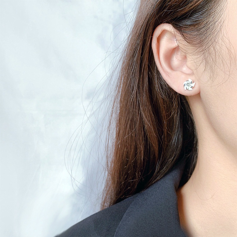 Fancyqube Anting Stud Desain Kincir Angin Keberuntungan Aksen Berlian Imitasi Warna Silver Untuk Wanita