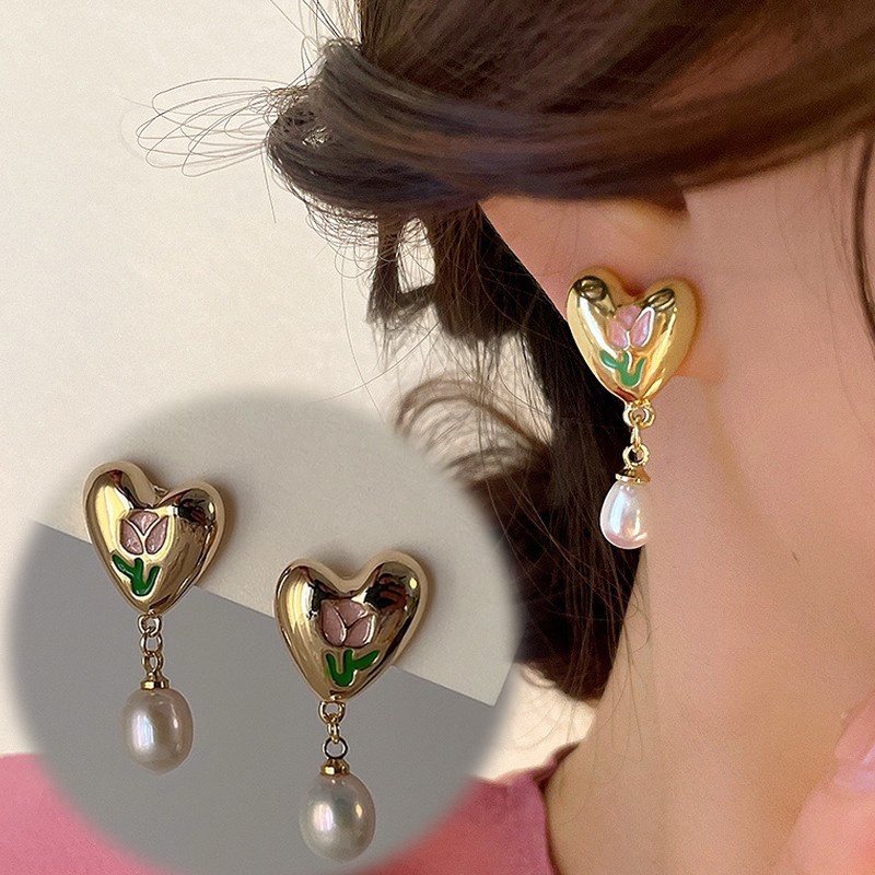 Anting Bentuk Hati Bahan Metal Aksen Mutiara Gaya Retro Untuk Wanita