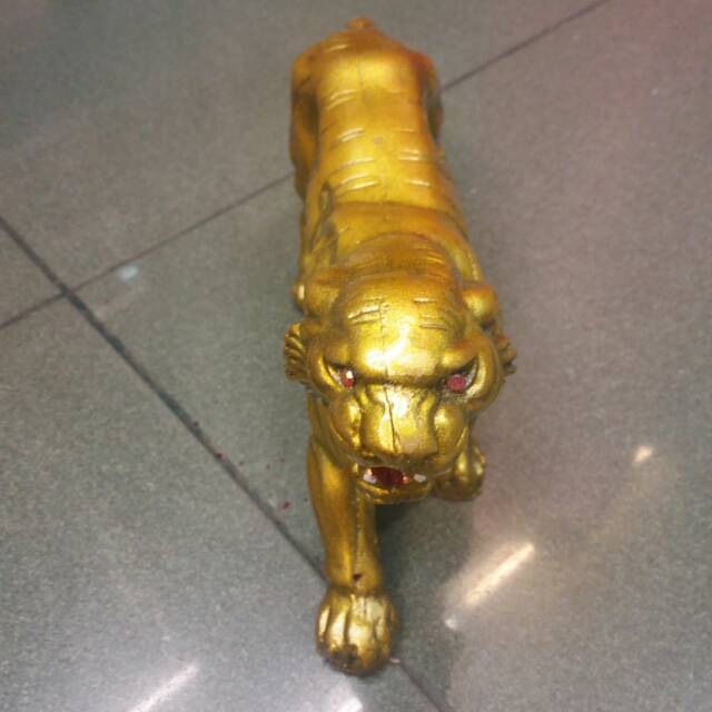 Patung macan emas