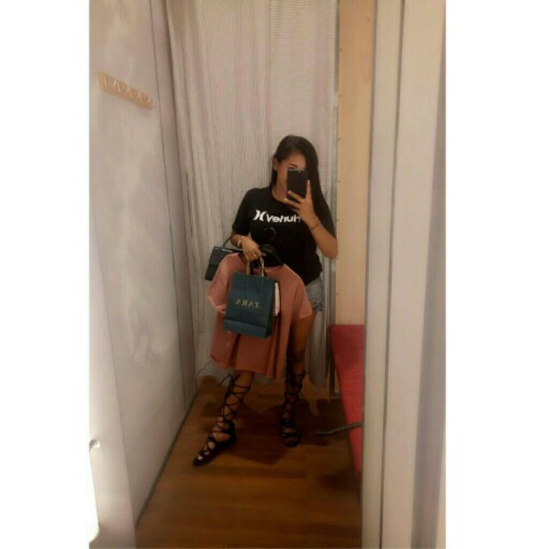 Sendal Preloved cuma sekali di pake ke omnia aja,..