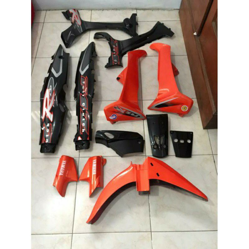 cover body halus yamaha fizr warna hitam orange plus striping