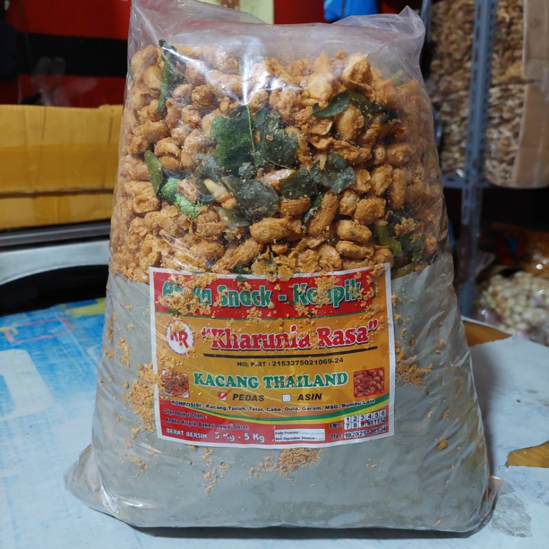 KACANG THAILAND KRISPY PEDAS 250gr / KACANG KRISPY DAUN JERUK / SNACK KILOAN MURAH ALMA.SNACK