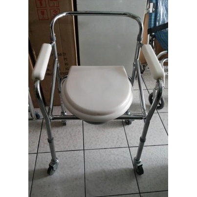 Commode Chair Roda ( Kursi Bab )