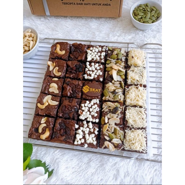 

SKAT BROWNIES ORIGINAL 5 rasa mete kismis almond chocochip keju