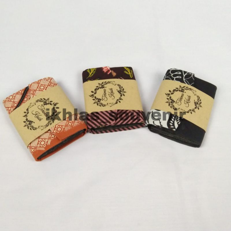

SOUVENIR DOMPET BATIK KANCING KEMAS PLASTIK DAN KERTAS UCAPAN