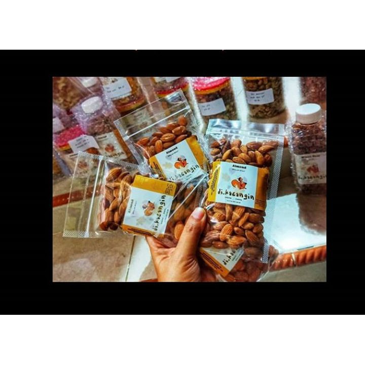 

Roasted almond whole 100gr / kacang almond panggang 100gr by @Dikacangin.yakan
