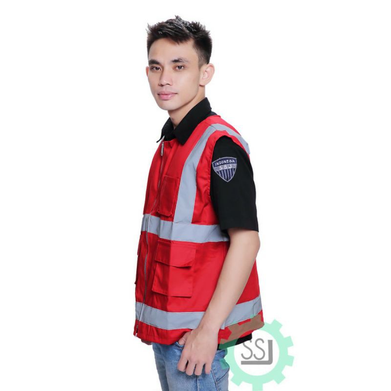 Rompi Safety Proyek K3 Merah Pria Resleting Bahan Kain Drill 2 kantong termasuk Logo K3 dan Bendera