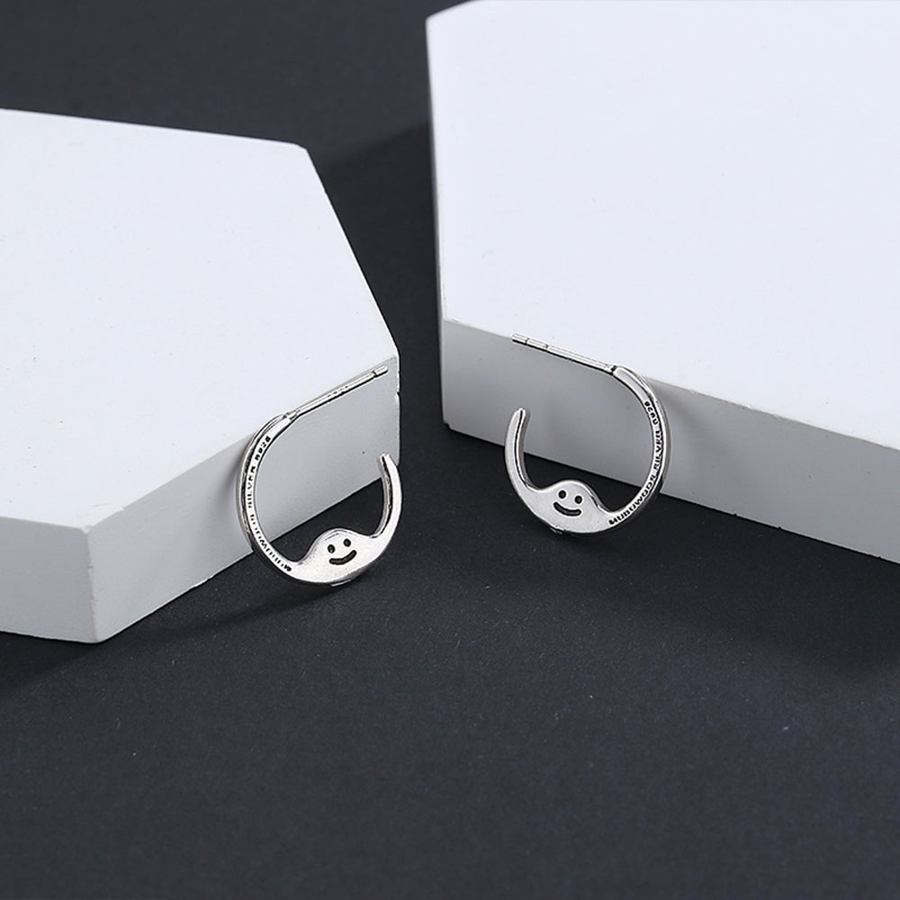 1 Pasang Anting Stud Bentuk Bulat Desain Tulisan Smiley Warna Silver Gaya Korea Untuk Wanita