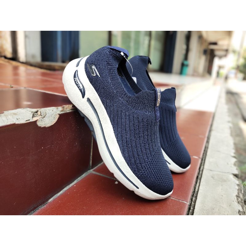 Skechers GOwalk Iconic Arch Fit Sepatu Pria Untuk Jalan Kaki