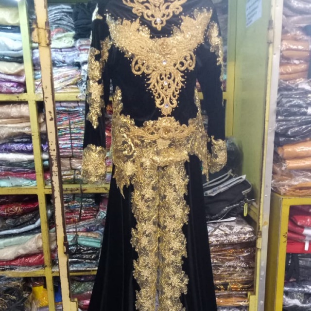 Kebaya bludru hitam....