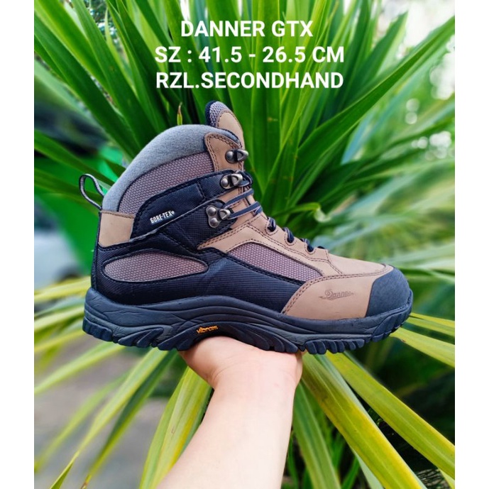 SEPATU DANNER