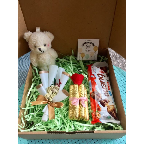 

Hampers/Parcel/Giftset/Snack Box/Hadiah/Kado Ulang Tahun/Valentine/Kelulusan/Anniversary