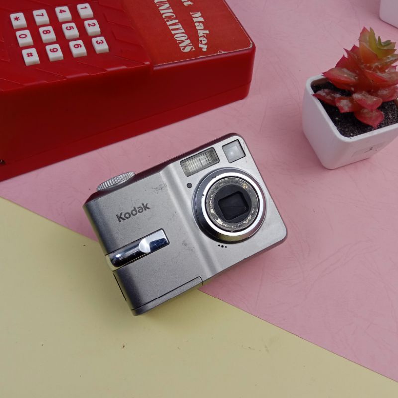 Kamera analog vintage retro jadul untuk pajangan, hiasan dinding, dan dekorasi-Kodak