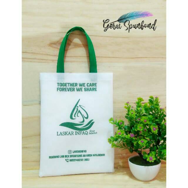 

Goodie Bag Spunbond Ukuran 25cm x 35cm Plus Sablon Desain Custom