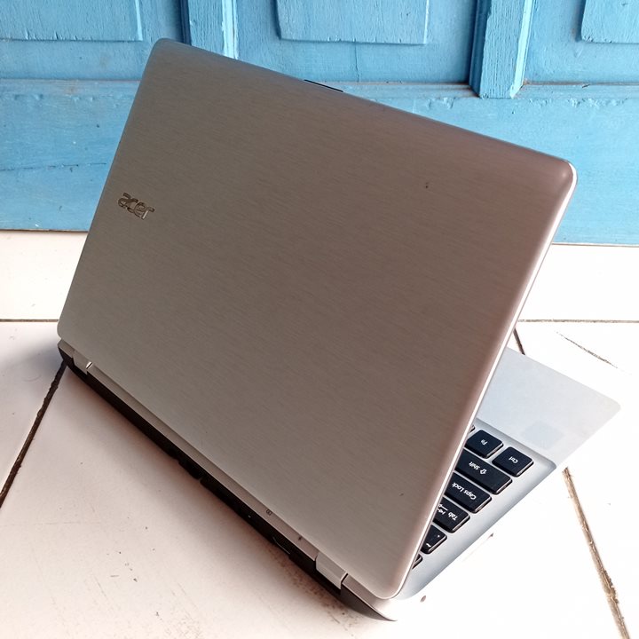Acer Aspire E3-211 Silver Perak Slim tipis 12 inch RAM 2GB HDD 320GB Netbook Second