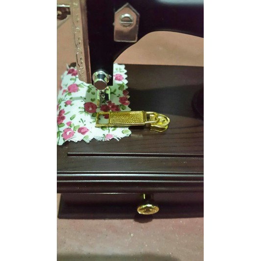 kepala resleting emas