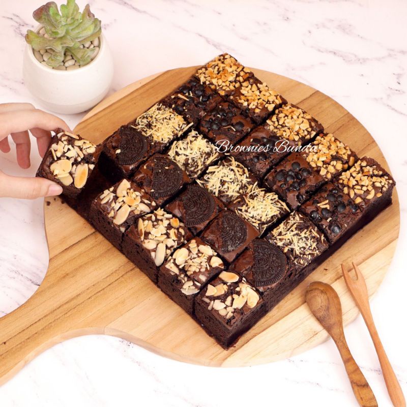 

BROWNIES FUDGY PANGGANG / SHINY CRUST / KERING / BANDUNG