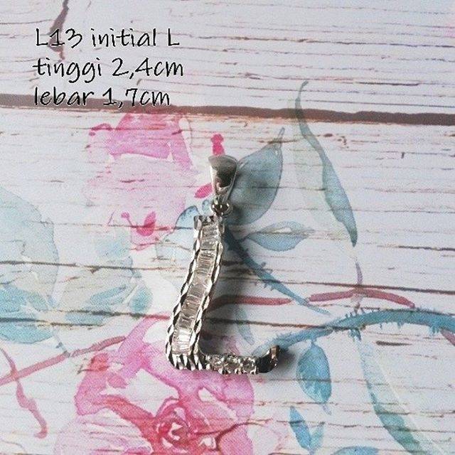 Bandul kalung inisial L huruf