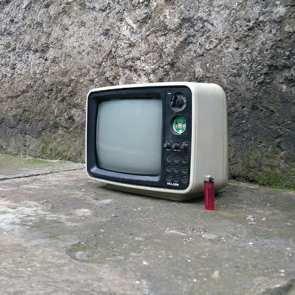 CUCI GUDANG tv jadul merk Nelson warna putih