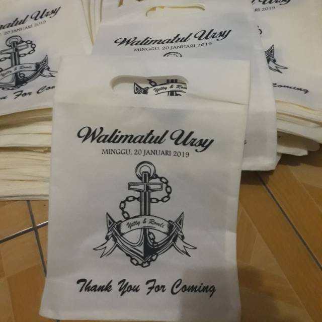 

SIZE 25x30cm TAS OVAL/TAS KHITANAN/TAS UNDANGAN/TAS PERNIKAHAN/TAS WEDDING/souvenir/tas souvenir