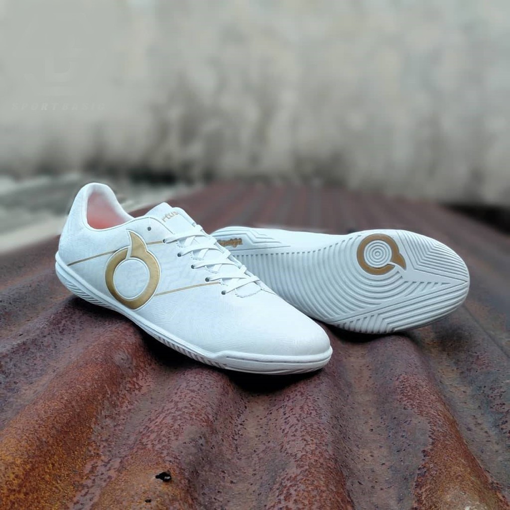 Ortuseight sabre white in sepatu futsal