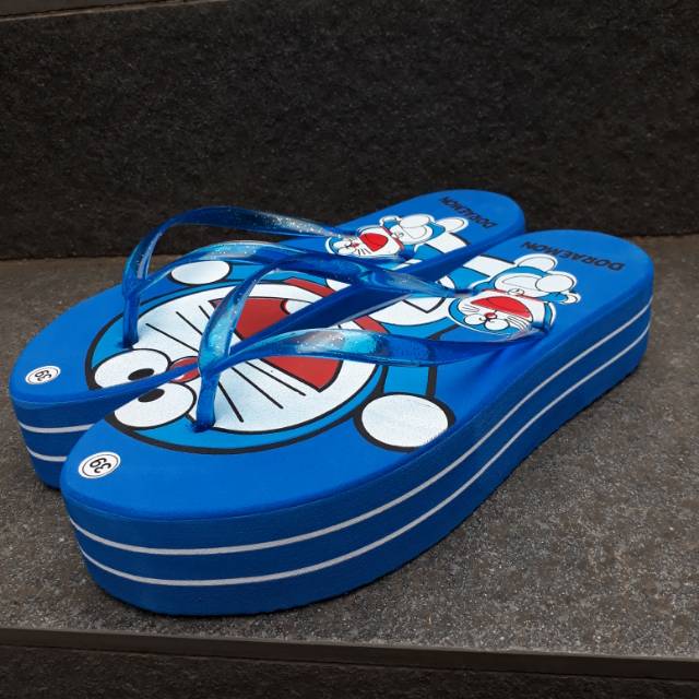 BEST SELLER  SANDAL JEPIT WEDGES FLAT LIST PUTIH DORAEMON BIRU 4CM