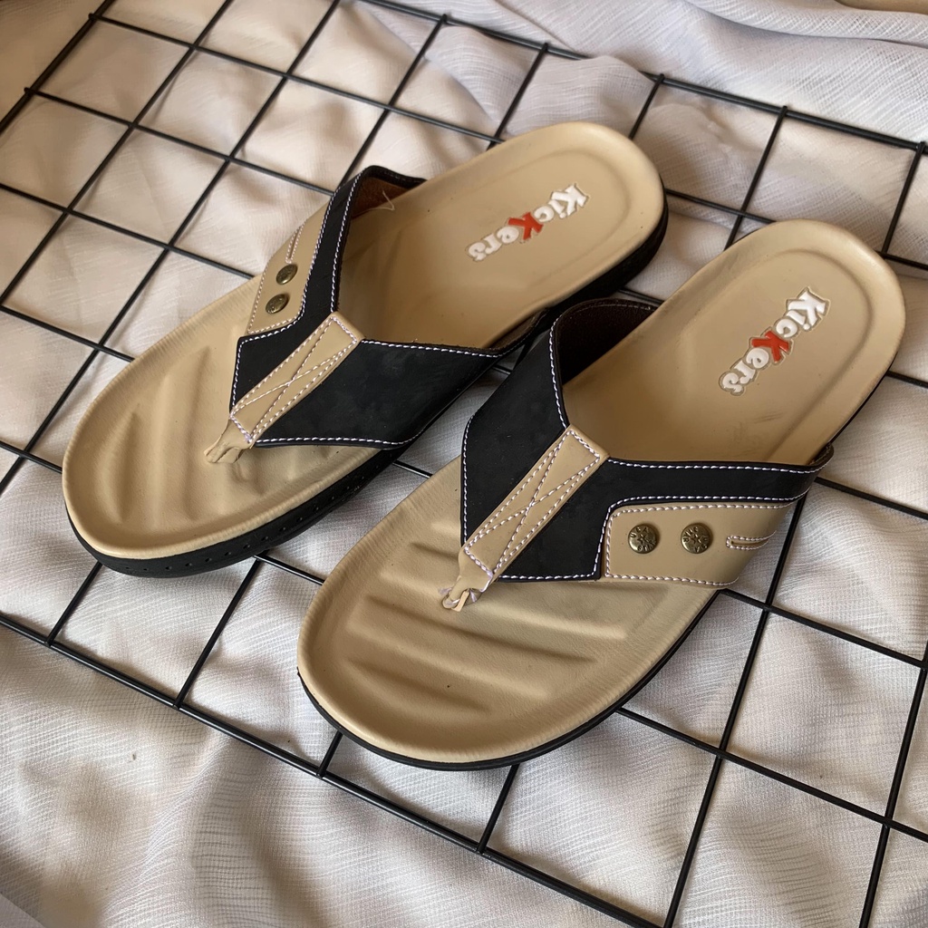 (TANPA KARDUS)sandal JAPIT TAMPAN 3 SENDAL JEPIT PRIA cowok KULIT SINTETIS kasual termurah karet pria dewasa Sandal pria Sandal jepit pria Sandal casual pria elegant Sandal kulit Share: Sandal Kasual Kulit Pria Original Model Jepit Pria Santai Ringan Sa