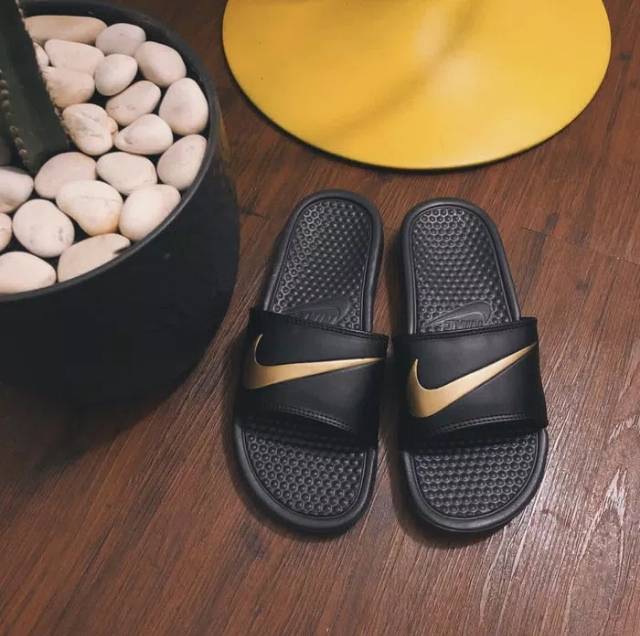 Sandal Nike Benassi Swoosh