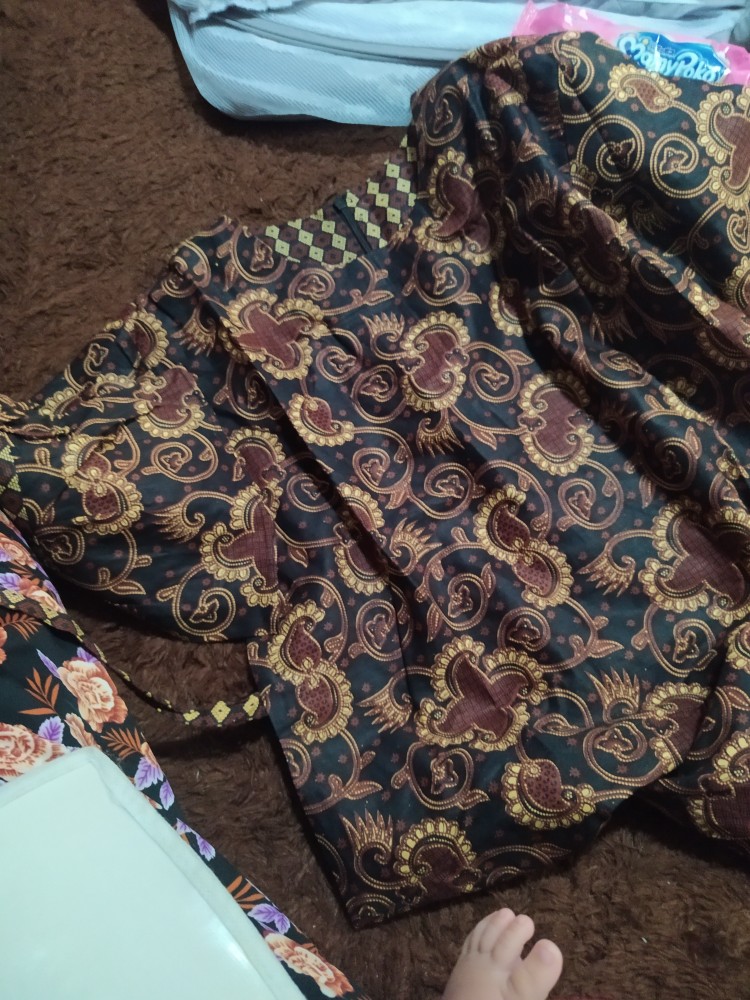 Batik Aksen Atasan Kerja Casual Batik Modern Wanita Peplum Kombinasi Embos Tanpa Lengan Panjang Solo
