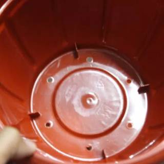 Pot bunga tanaman dengan tatakan plastik coklat 24CM Pot bunga tanaman dengan tatakan plastik coklat 24CM