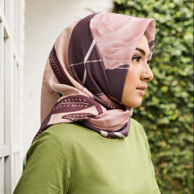 Tsabita scarf rose segiempat