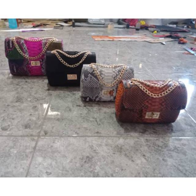 Tas kulit ular chainel