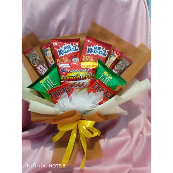 

BUKET/bouquet snack ulangtahun wisuda bahan spondbound murah meriah