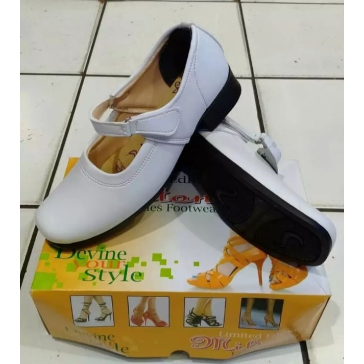 Sepatu Pantofel Paskibra Wanita/Sepatu Perawat Hitam/Putih